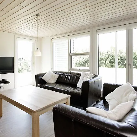 Three-bedroom Holiday In 4
